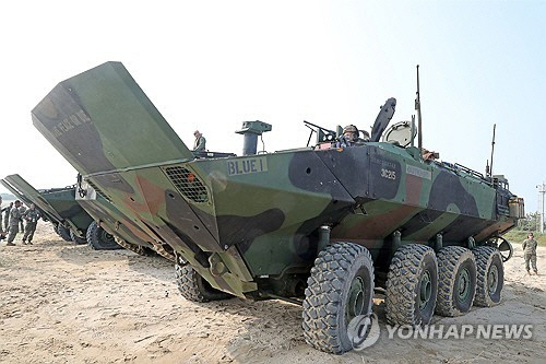 한미 해군·해병대가 경북 포항 일대에서 연합상륙훈련인 2024년 쌍룡훈련을 하는 가운데 25일 포항 해안에서 미 해병대의 최신 차륜형 상륙장갑차 ACV에 탄 해병대원들이 함정 탑재 훈련을 준비하고 있다.  [연합뉴스]